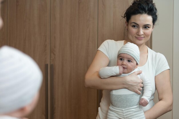 Feliz mãe com bebê na sala de estar