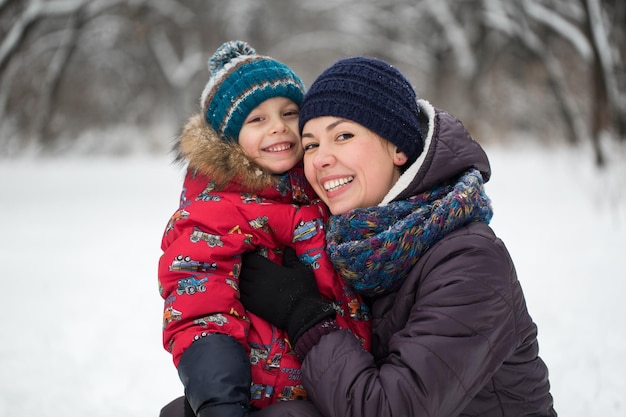 Feliz mãe e bebê em winter park