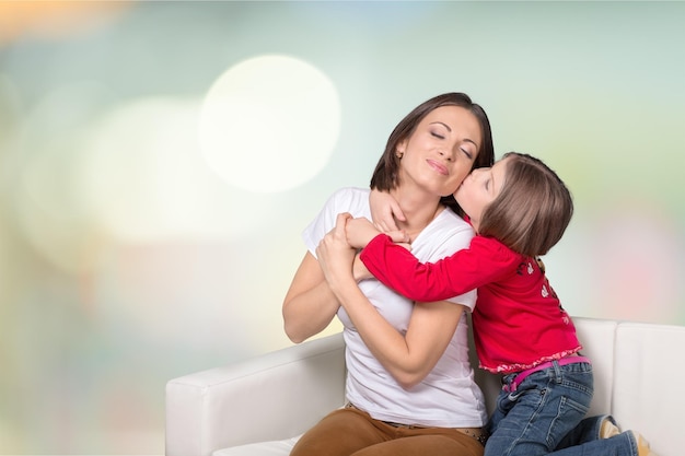 Foto feliz mãe e filha abraçando