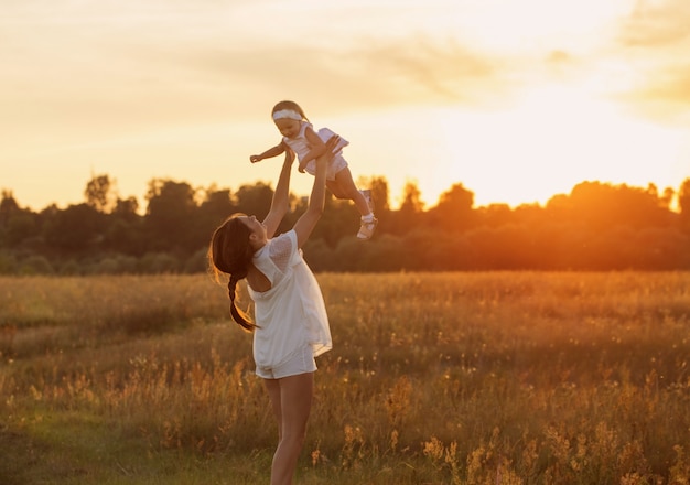 Feliz mãe e filha ao ar livre