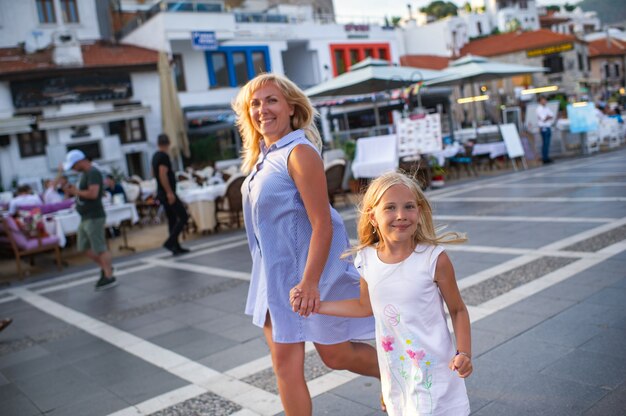 Feliz mãe e filha caminham ao longo do passeio marítimo de Marmaris, na Turquia.