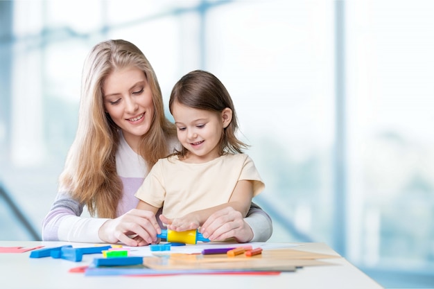 Feliz mãe e filha desenhando