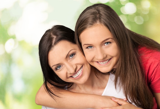 Foto feliz mãe e filha em branco