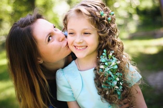 Feliz mãe e filha juntos ao ar livre em um parque