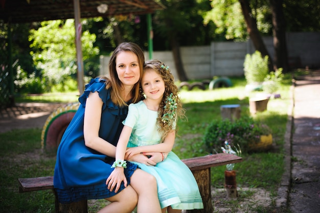 Feliz mãe e filha juntos ao ar livre em um parque