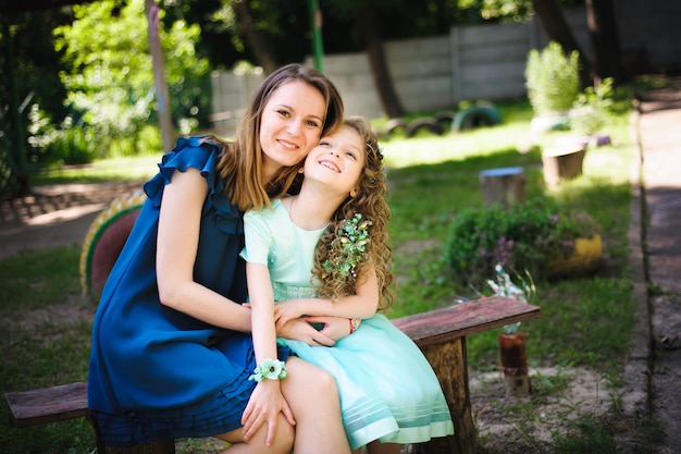 Feliz mãe e filha juntos ao ar livre em um parque