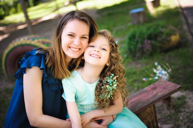 Feliz mãe e filha juntos ao ar livre em um parque