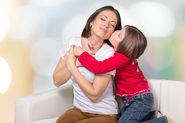 Feliz mãe e filha juntos no fundo