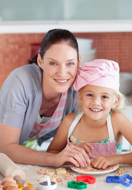 Feliz mãe e filha na cozinha