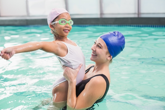 Feliz mãe e filha na piscina