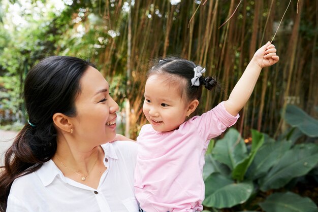 Feliz mãe e filha no jardim botânico