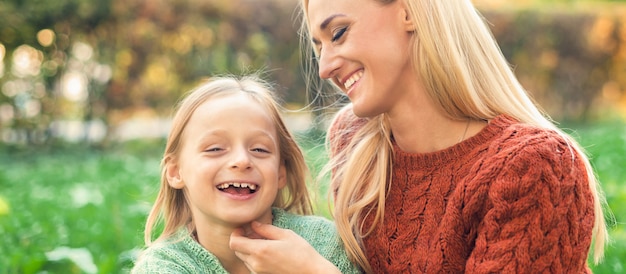 Feliz mãe e filha no parque