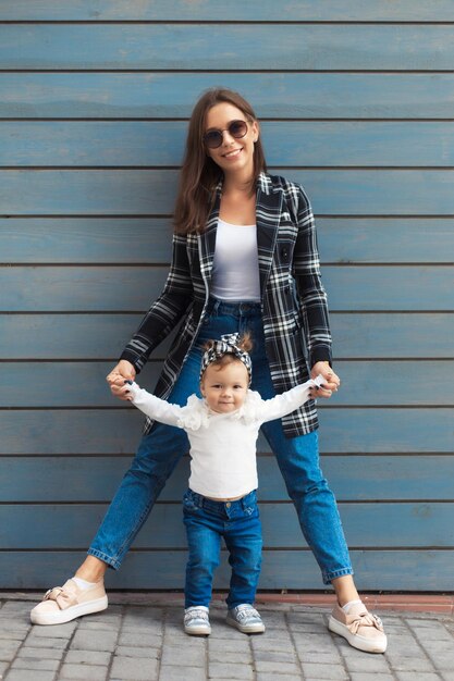 Foto feliz mãe e filha no visual da família jeans