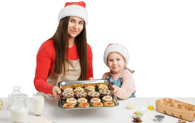 feliz mãe e filha preparando pastéis de nata