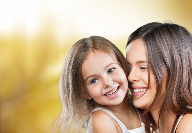 Foto feliz mãe e filha se abraçando