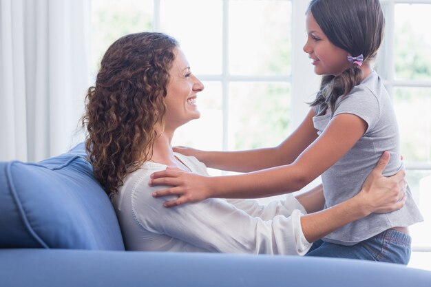 Feliz mãe e filha se divertindo