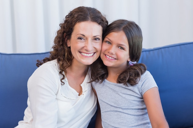 Feliz mãe e filha sorrindo na câmera