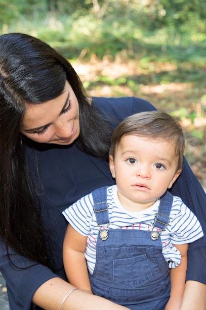 Feliz mãe e filho apaixonados juntos ao ar livre