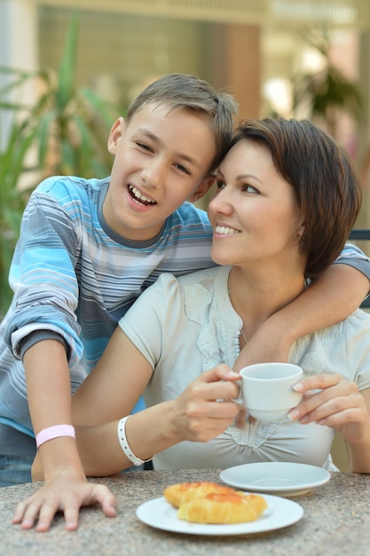 Feliz mãe e filho no café da manhã na mesa