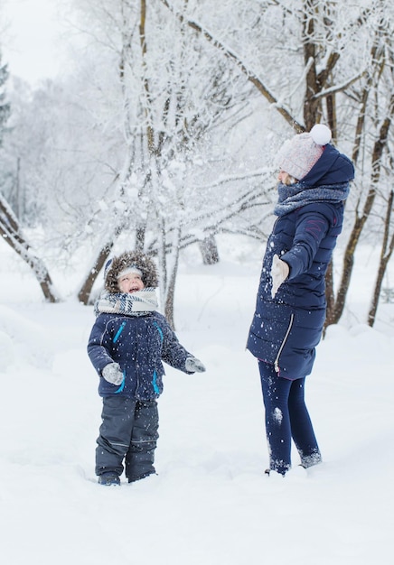 Feliz mãe e filho pequeno em winter park