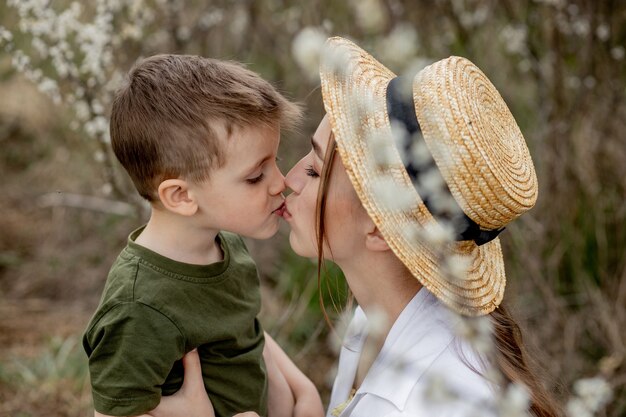 Feliz mãe e filho se divertindo juntos