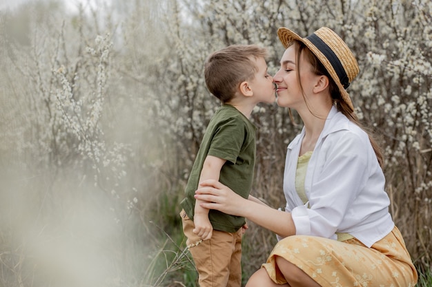 Feliz mãe e filho se divertindo juntos