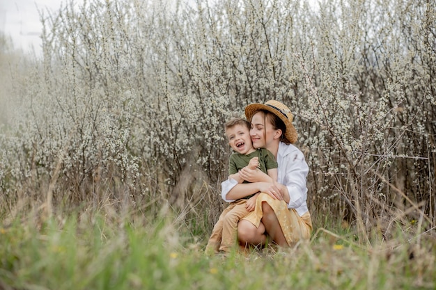 Feliz mãe e filho se divertindo juntos