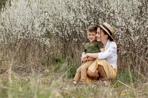 Feliz mãe e filho se divertindo juntos