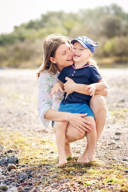 Feliz mãe e filho se divertindo na praia