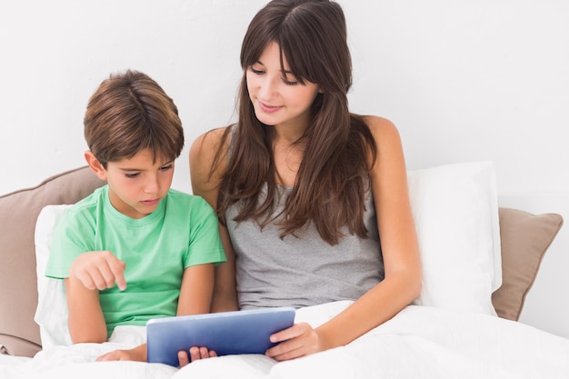 Feliz mãe e filho usando tablet pc