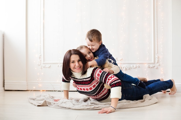 Feliz mãe e filhos brincando juntos