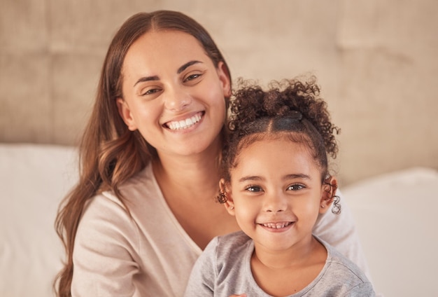 Feliz mãe e menina com a família sorriem de alegria e felicidade por amor e cuidado em casa no quarto Retrato de um sorridente pai e filho se unindo em casa para o dia das mães ou maternidade