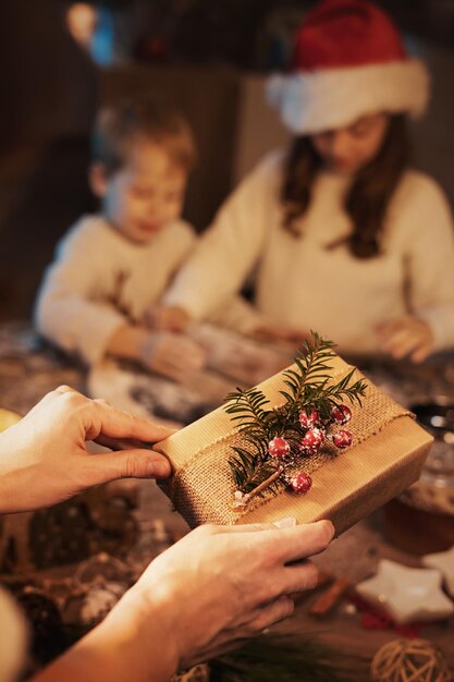 Feliz mãe e sua filha esperando o Natal