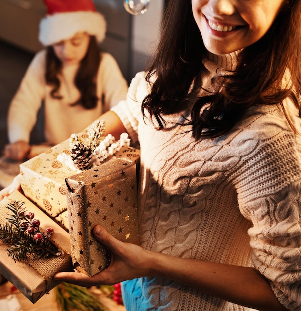 Feliz mãe e sua filha esperando o Natal