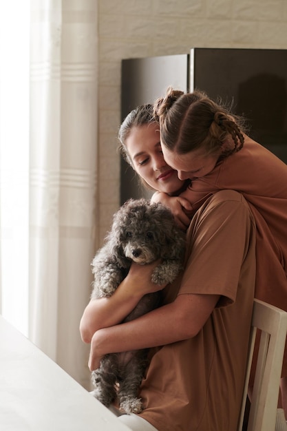 Feliz mãe filha e cachorrinho