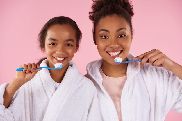 Feliz mãe negra e filha em roupão