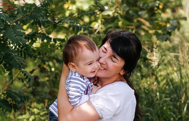 Foto feliz mãe sorridente com bebê conceito de família e maternidade