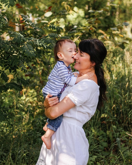 Feliz mãe sorridente com bebê Conceito de família e maternidade