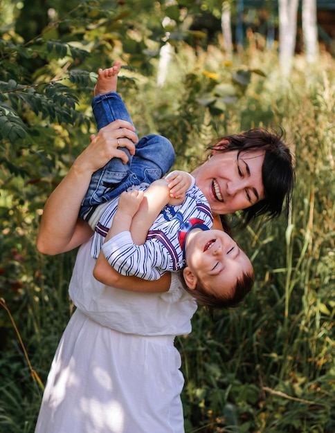 Feliz mãe sorridente com bebê Conceito de família e maternidade