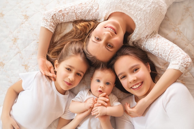 Feliz mamá con sus alegres hijos