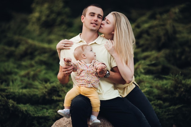 Feliz marido e mulher com seu adorável filho