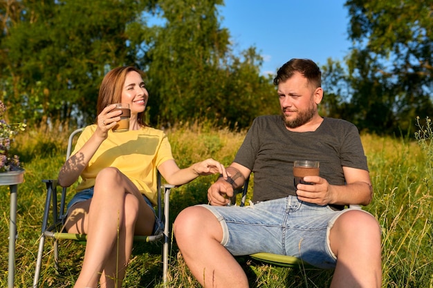 Feliz matrimonio de mediana edad descansando al aire libre en la naturaleza