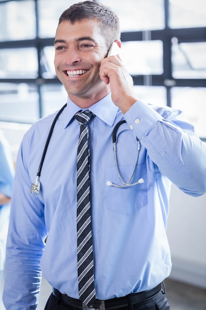 Feliz médico ao telefone no hospital