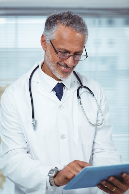 Foto feliz médico escrevendo em uma prancheta em casa