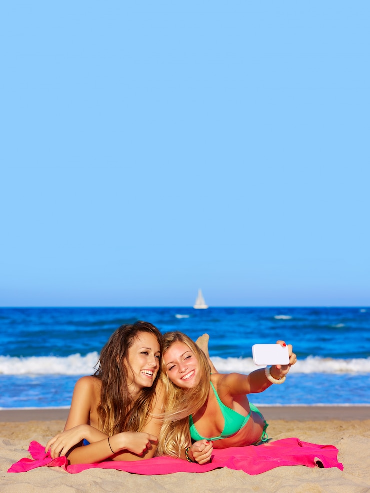 Foto feliz menina amigos selfie retrato deitado na praia