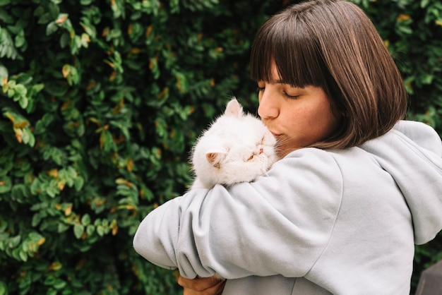 Feliz, menina jovem, posar, com, dela, gato