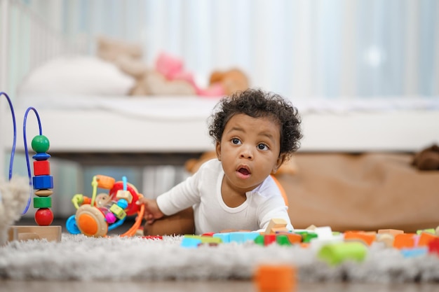 Feliz menino afro-americano rastejando e procurando algo para aprender