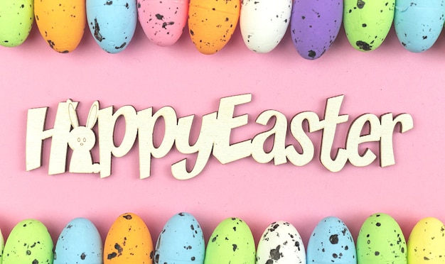 Feliz mensagem de texto de Páscoa em fundo rosa pastel decorado com banner colorido de ovos de páscoa