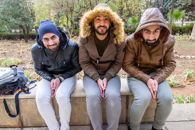 Feliz msulim amigos sintiendo frío en la universidad