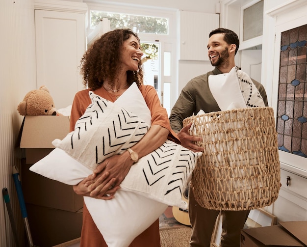 Feliz mudança e imóveis com casal em casa nova para investimento futuro e propriedade sorriso amor e ajudar com homem e mulher entusiasmado de casa para casamento hipotecário e alugar juntos